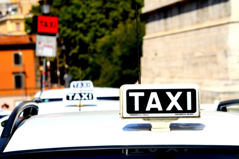 taxis-ST RAPHAEL-min_taxi_auto_rome_road_white-1051610